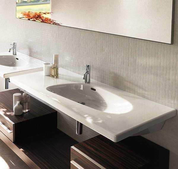 Comptoir de salle de bain sous l'évier - un élément élégant et ergonomique avec une disposition pratique