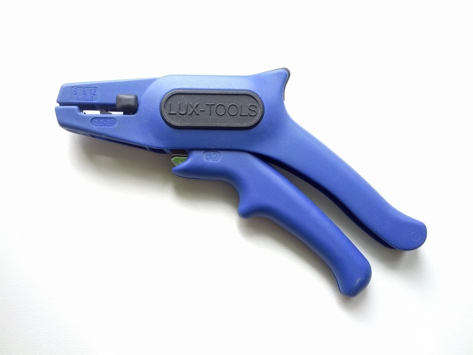 Dénudeur pour dénuder les fils: règles de sélection d'un outil pour dénuder les câbles et les fils