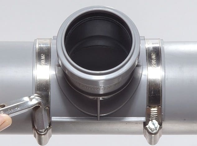 Piquage dans un tuyau en plastique sans soudure à l'aide de buses, de selles et d'adaptateurs spéciaux