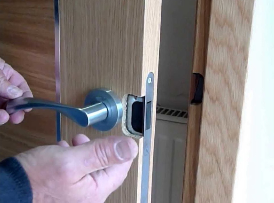 Installation à faire soi-même de divers types de poignées de porte