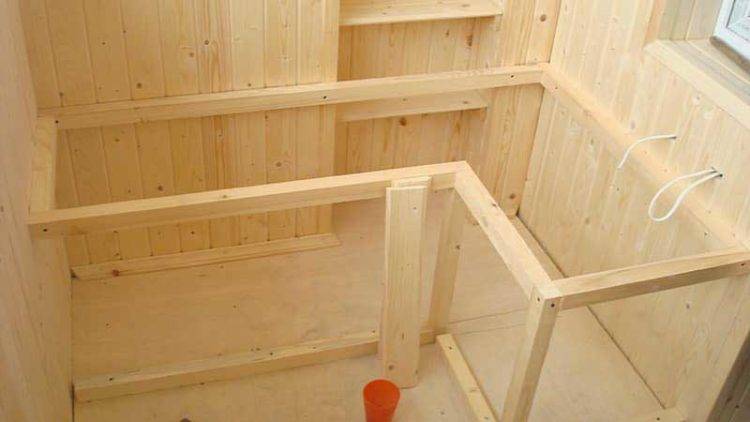 Comment faire une armoire à faire soi-même sur le balcon: idées et instructions pour assembler des meubles