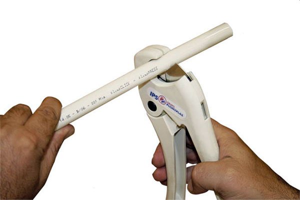 Tuyaux en PVC pour les eaux usées extérieures: types, tailles, avantages et inconvénients