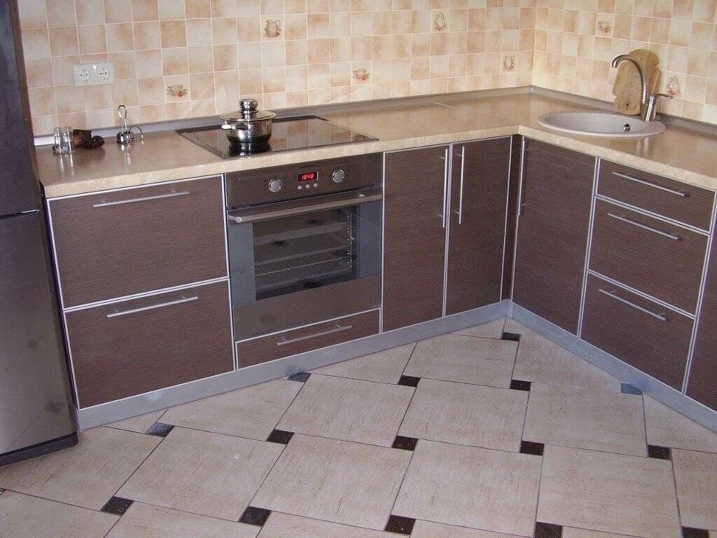 Mieux vaut couvrir le sol de la cuisine - on le comprend tout de suite et on ne se mord pas les coudes plus tard