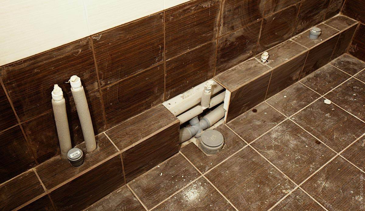 Comment cacher les tuyaux dans les toilettes ? 43 photos comment et avec quoi fermer, pour qu'il y ait accès, comment coudre avec des cloisons sèches, nous fermons la contremarche avec insonorisation