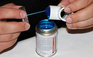 Comment choisir la bonne colle pour les tuyaux en PVC + un aperçu de la technologie de collage