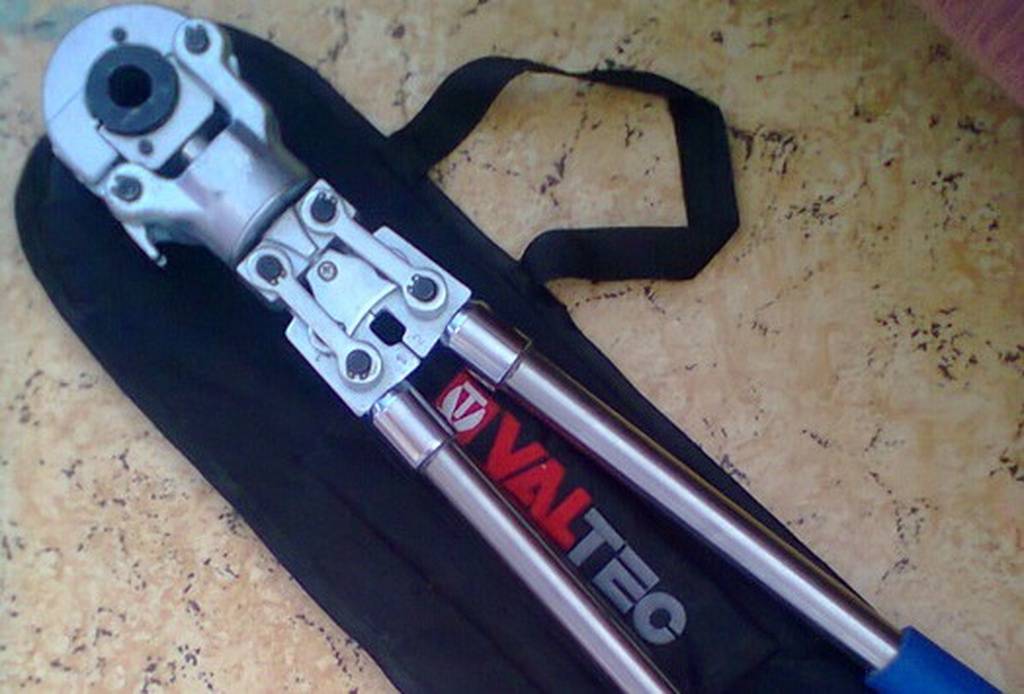 Comment choisir la bonne pince à sertir pour le sertissage de tubes métal-plastique