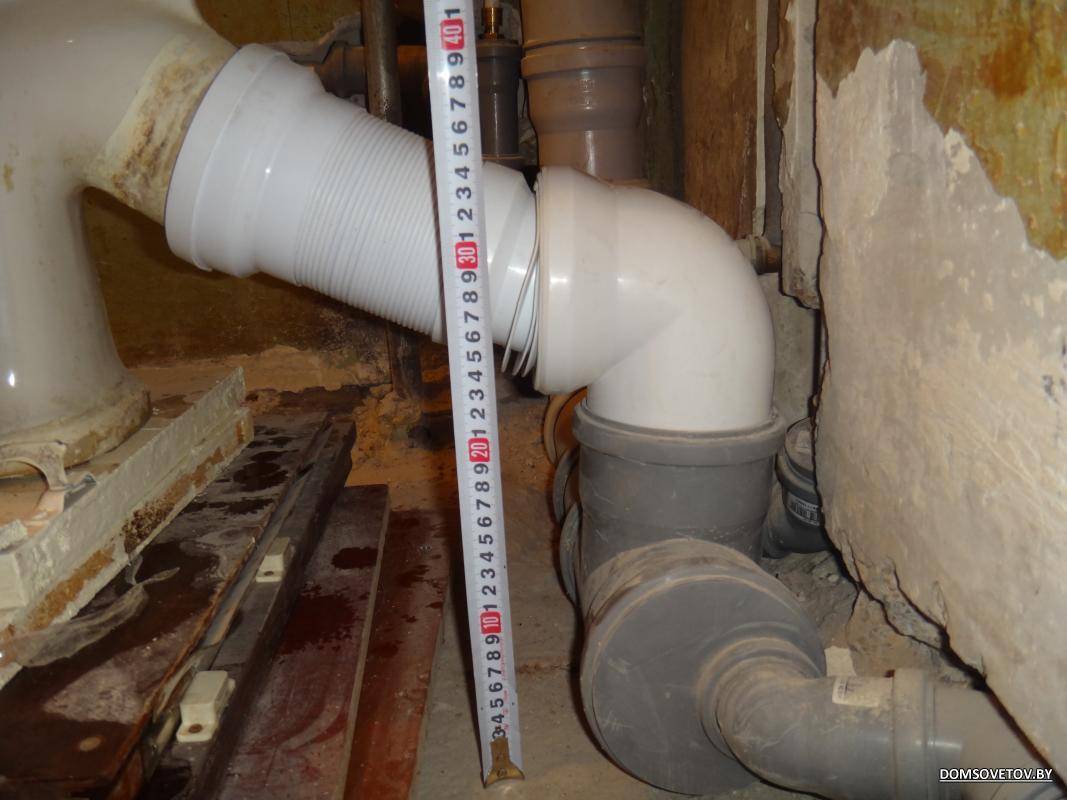 Le schéma de raccordement compétent de la cuvette des toilettes à l'égout