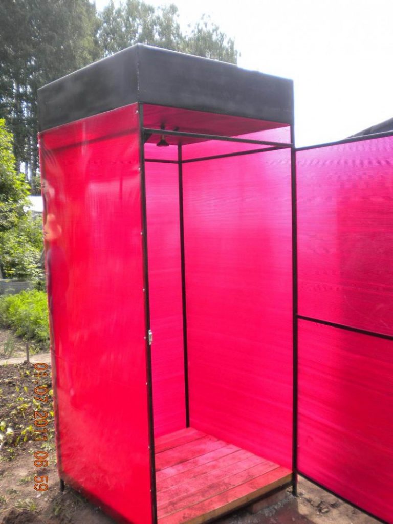 Douche d'été en polycarbonate : instructions de conception étape par étape