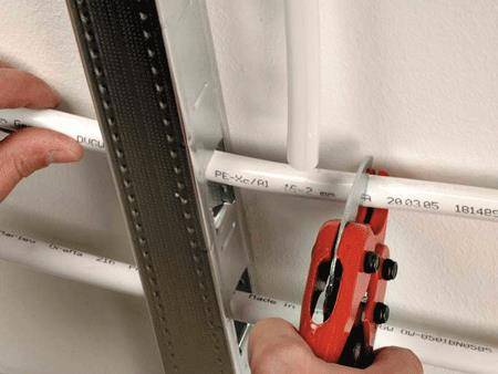 Tout sur les raccords à sertir pour tuyaux métal-plastique : nuances techniques + règles d'installation