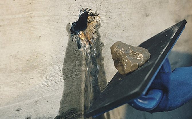 Comment fermer les coutures dans le puits des anneaux en béton