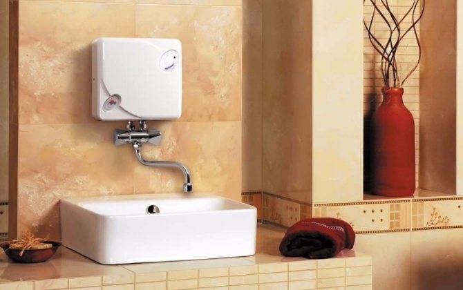 Installation à faire soi-même d'un chauffe-eau à accumulation : guide étape par étape + normes techniques