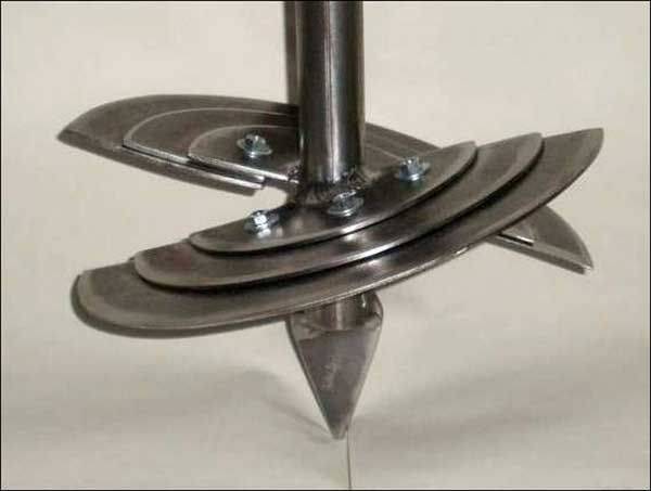 Perceuse à main maison pour forer un puits: conceptions en spirale et en cuillère