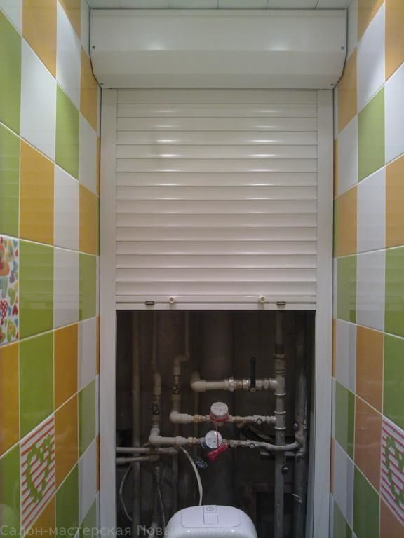 Stores dans les toilettes