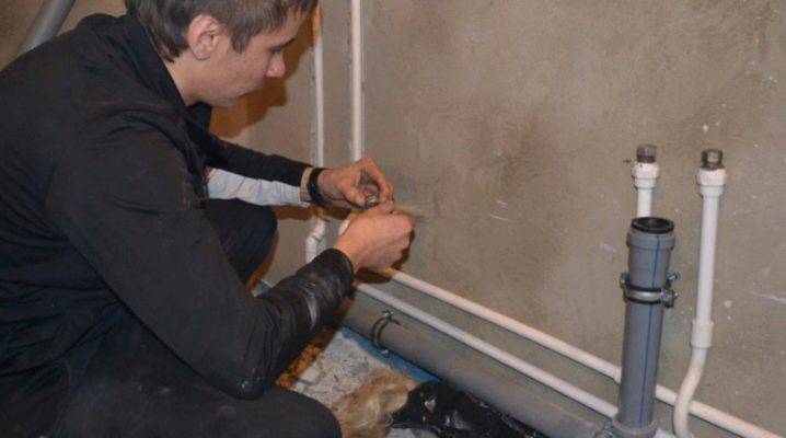 Raccordement de tuyaux en plastique à des tuyaux métalliques: une analyse des meilleures méthodes et des nuances d'installation