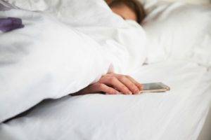 Pourquoi vous ne devriez pas mettre votre téléphone sous votre oreiller