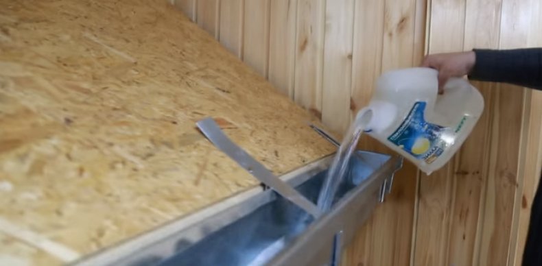 Drains de toit à faire soi-même: instructions pour l'autoproduction d'un système de drainage