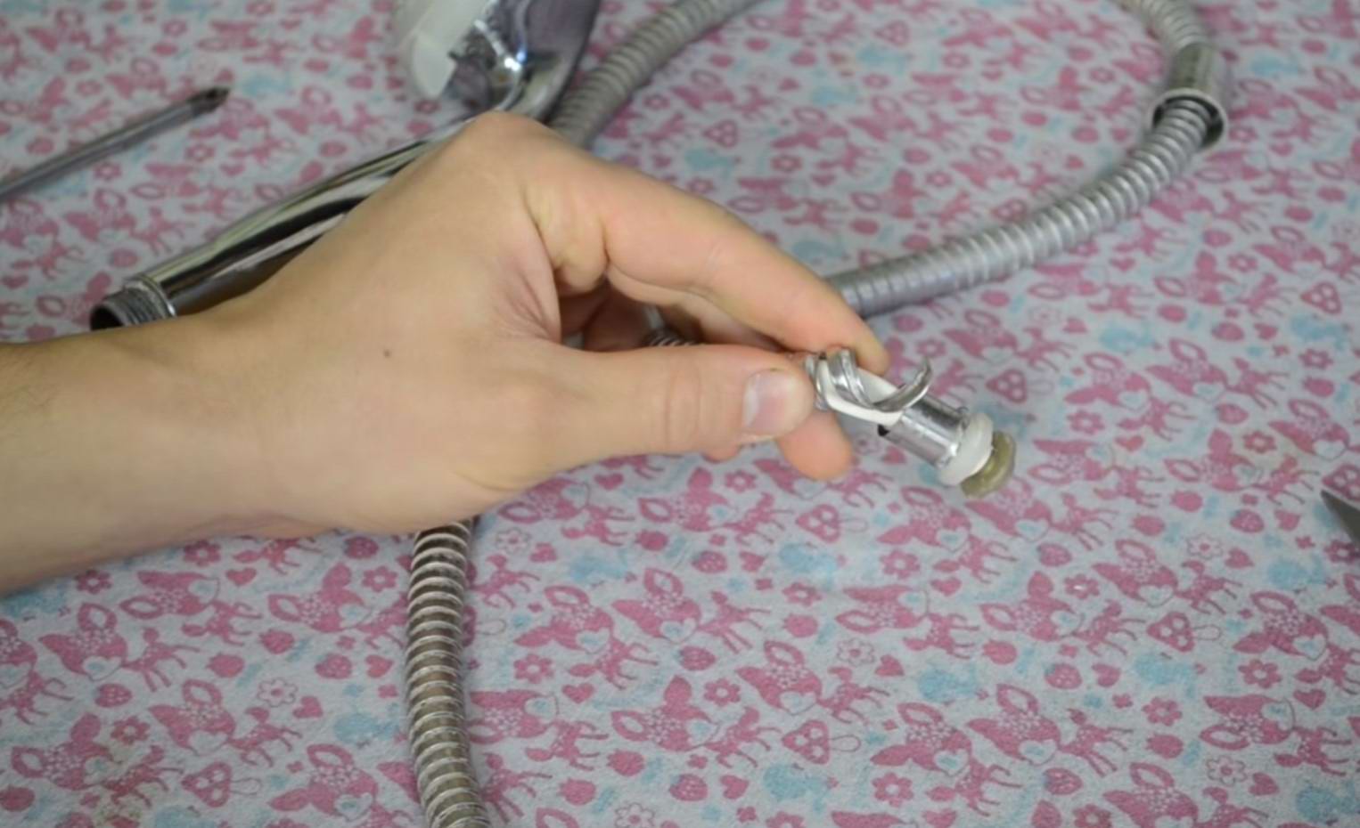 Comment réparer un tuyau de douche de vos propres mains: dépannage rapide