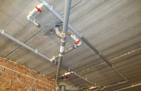 Comment organiser l'entrée d'eau dans la maison: choix d'une méthode d'approvisionnement en eau + options d'aménagement