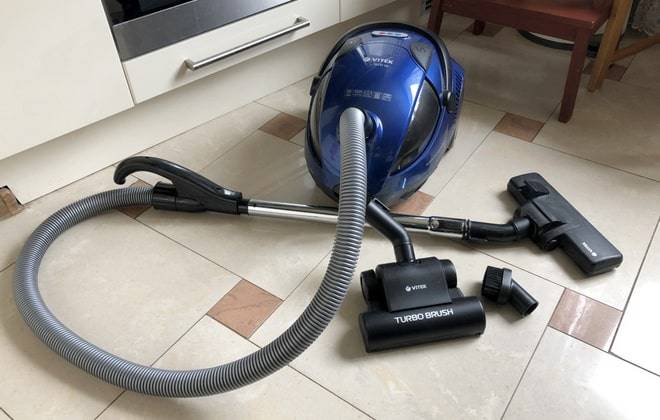 Test de l'aspirateur Vitek VT 1833 : l'aquafiltration à un super prix