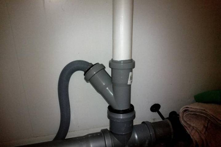 Comment amener le tuyau de vidange de la machine à laver dans un égout séparé des pneus?