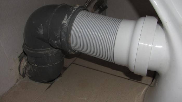 Comment raccorder une toilette à un égout sans ondulation près du mur