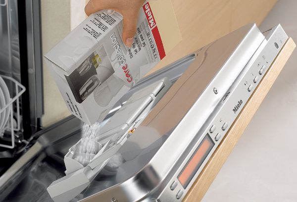 Sur la vaisselle après le lavage au lave-vaisselle, il y avait une plaque: comment réparer