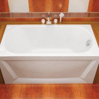 Choisir et installer un écran sous la baignoire de vos propres mains - comment tout faire de manière fonctionnelle et esthétique?