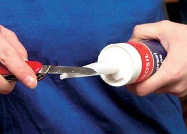 Mastic haute température pour fours : caractéristiques d'application + cinq meilleures offres