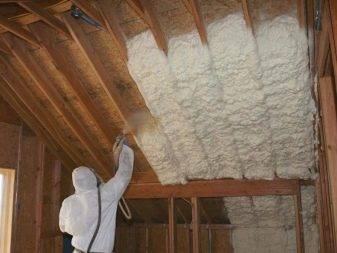 Comment isoler le plafond de la maison du côté du grenier