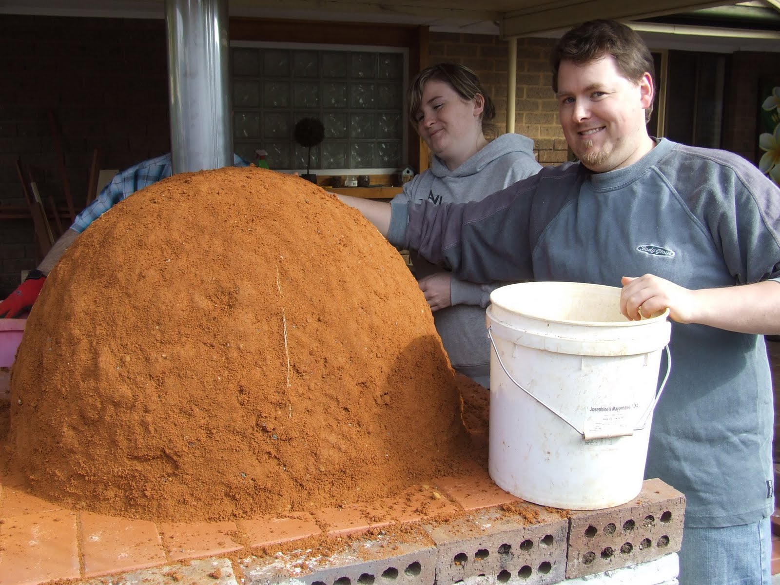 Mortier d'argile pour la pose de poêles: les proportions d'argile et de sable, comment préparer le bon mélange d'argile réfractaire et enduire le poêle, ainsi que la composition ciment-argile pour le plâtre à faire soi-même