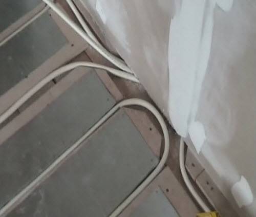 Planchers d'eau chaude sur un plancher en bois: caractéristiques de la pose du système sur une base en bois