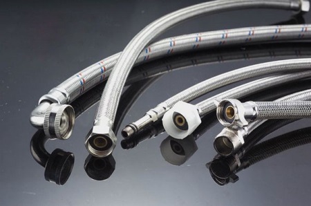 Peut-il y avoir différentes tailles de raccords et d'écrous pour les tuyaux flexibles