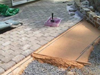 Comment poser correctement les dalles de pavage: pose des carreaux + instructions de travail