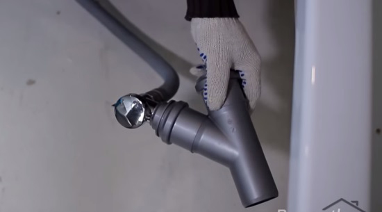 Hauteur de vidange pour le lave-linge à l'égout : raccordement dans le mur et au siphon