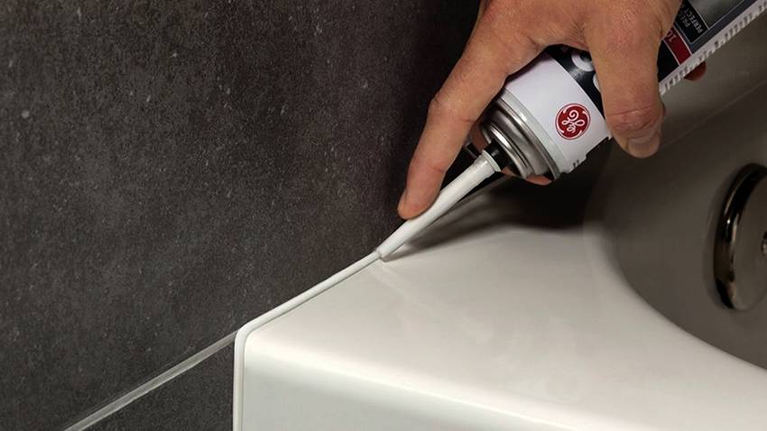 Comment enlever le mastic silicone des carreaux, des baignoires ou des mains