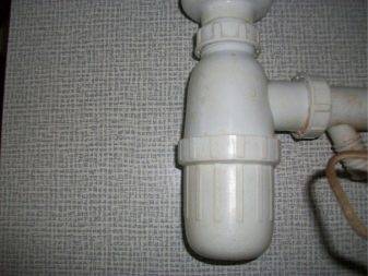 Problème poilu: comment nettoyer rapidement le drain de la baignoire des cheveux