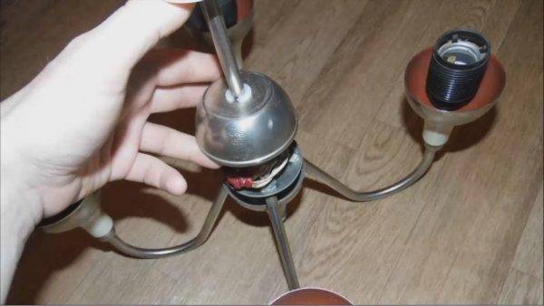 Comment connecter un lustre à un interrupteur à deux gangs: instructions étape par étape