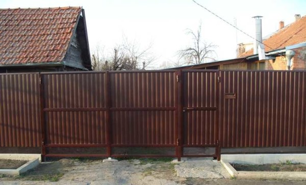 Clôture à faire soi-même à partir d'une feuille profilée: instructions pas à pas pour la construction d'une clôture