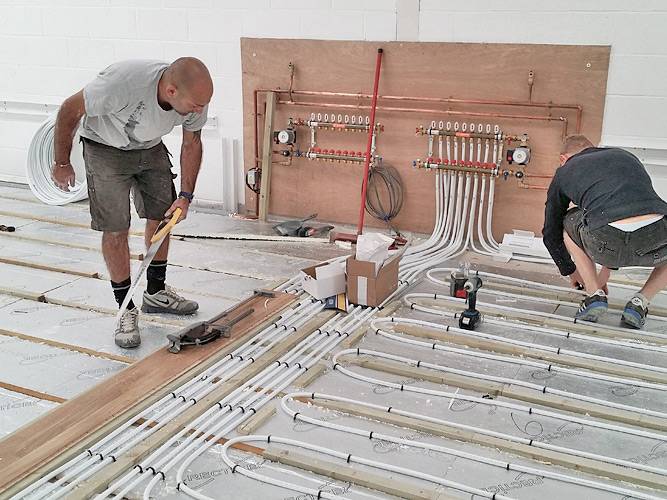 Comment faire du chauffage au sol dans une maison en bois: options d'appareil et d'installation