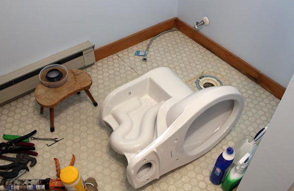 Comment raccorder une toilette à un égout: un aperçu des technologies d'installation pour tous les types de toilettes