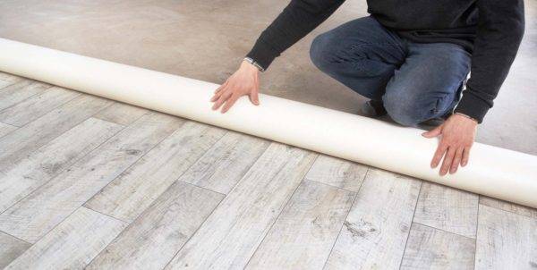 Chauffage au sol sous linoléum - comparaison des options eau et infrarouge + technologie d'installation