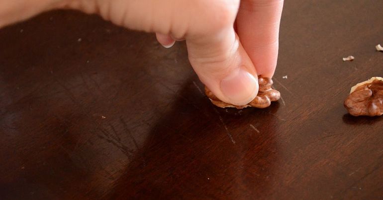 8 remèdes efficaces pour enlever les rayures des meubles