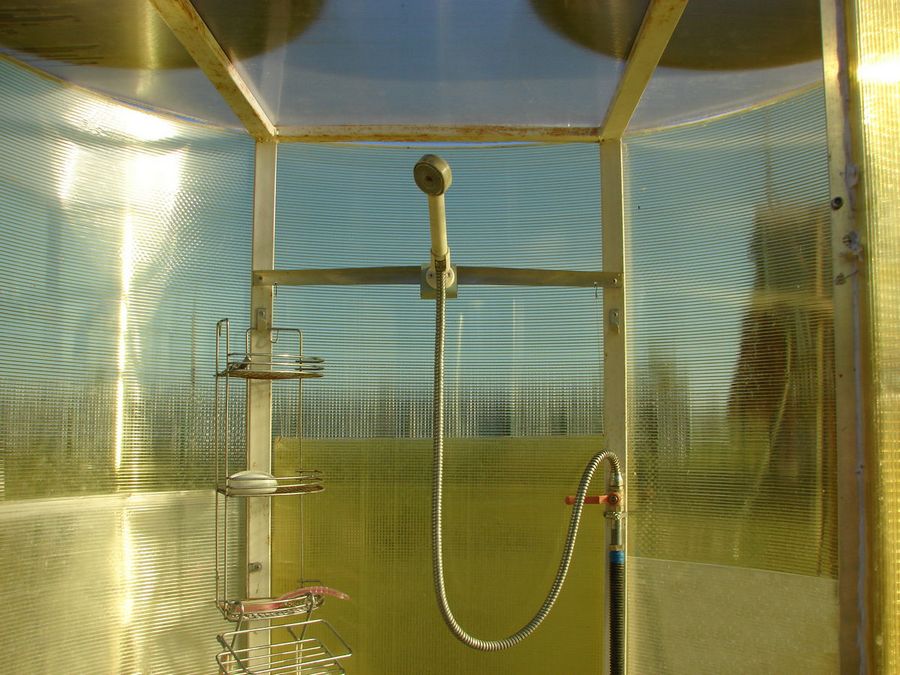 Douche en polycarbonate à faire soi-même: instructions de construction étape par étape