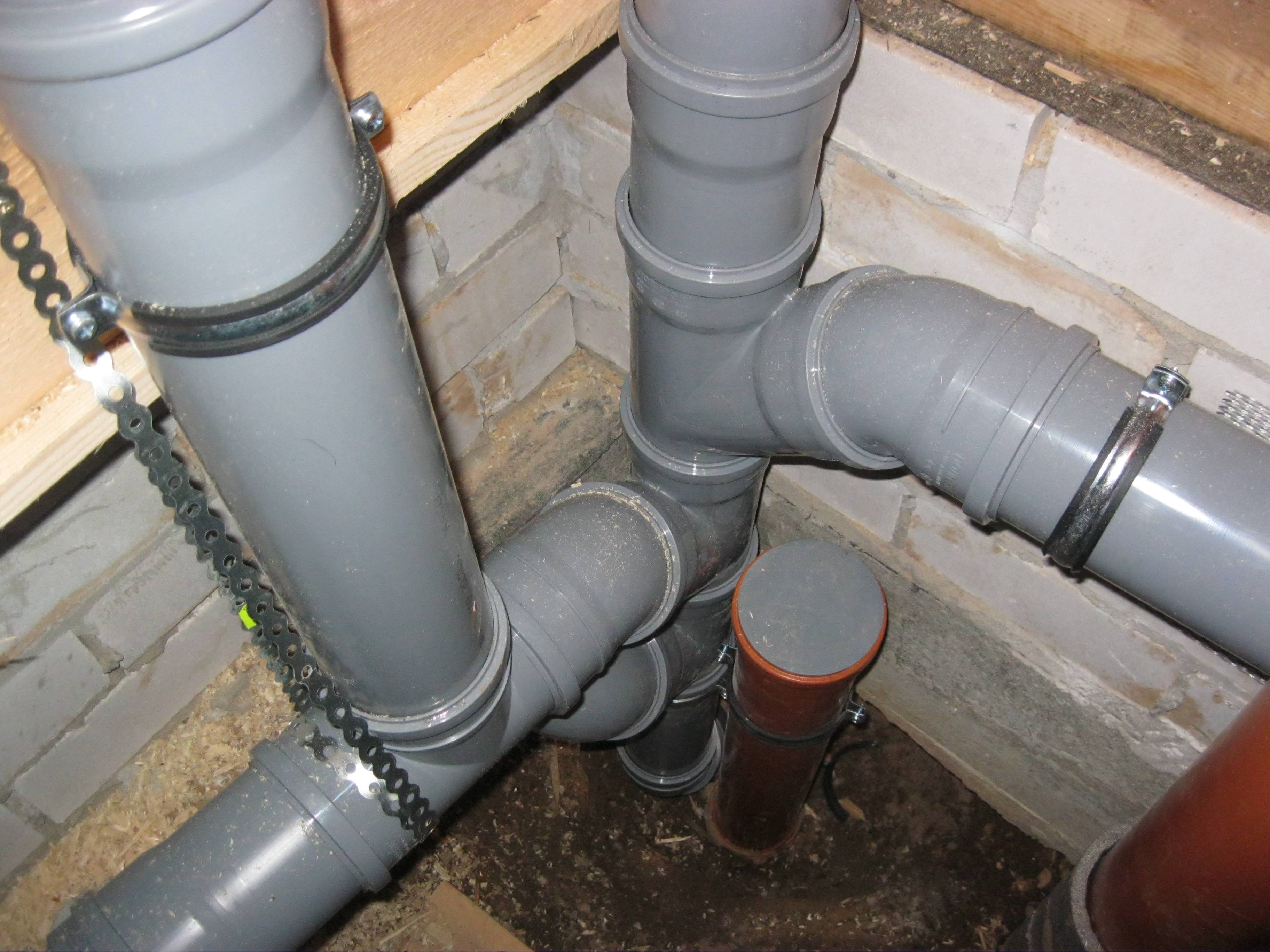 Conseils pour distribuer les égouts dans une maison privée de vos propres mains