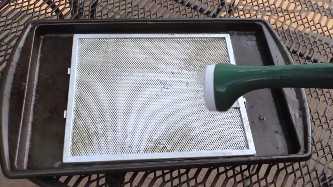 Comment nettoyer rapidement et efficacement la hotte de la cuisine de la graisse?