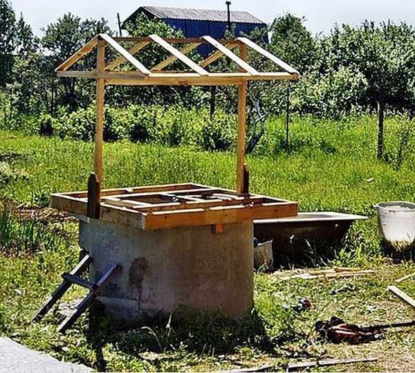 Maison à faire soi-même pour un puits: dimensions et dessins pour une maison en bois