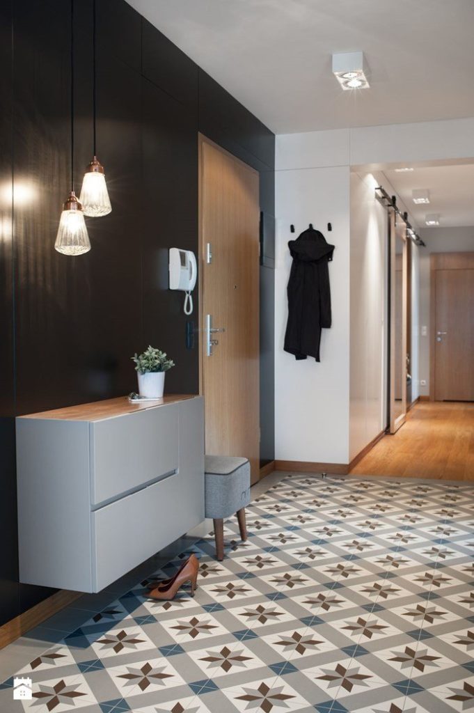 5 façons de sélectionner avec succès des meubles pour agrandir visuellement le couloir