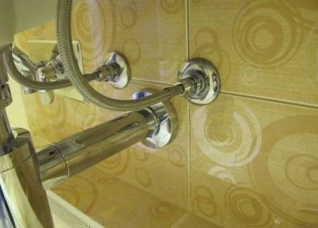 Peut-il y avoir différentes tailles de raccords et d'écrous pour les tuyaux flexibles