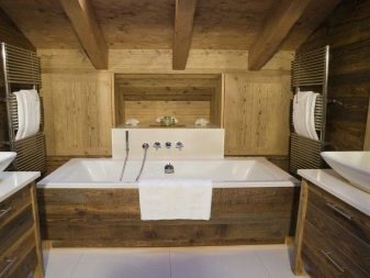 Caractéristiques de l'aménagement d'une salle de bain dans une maison en bois