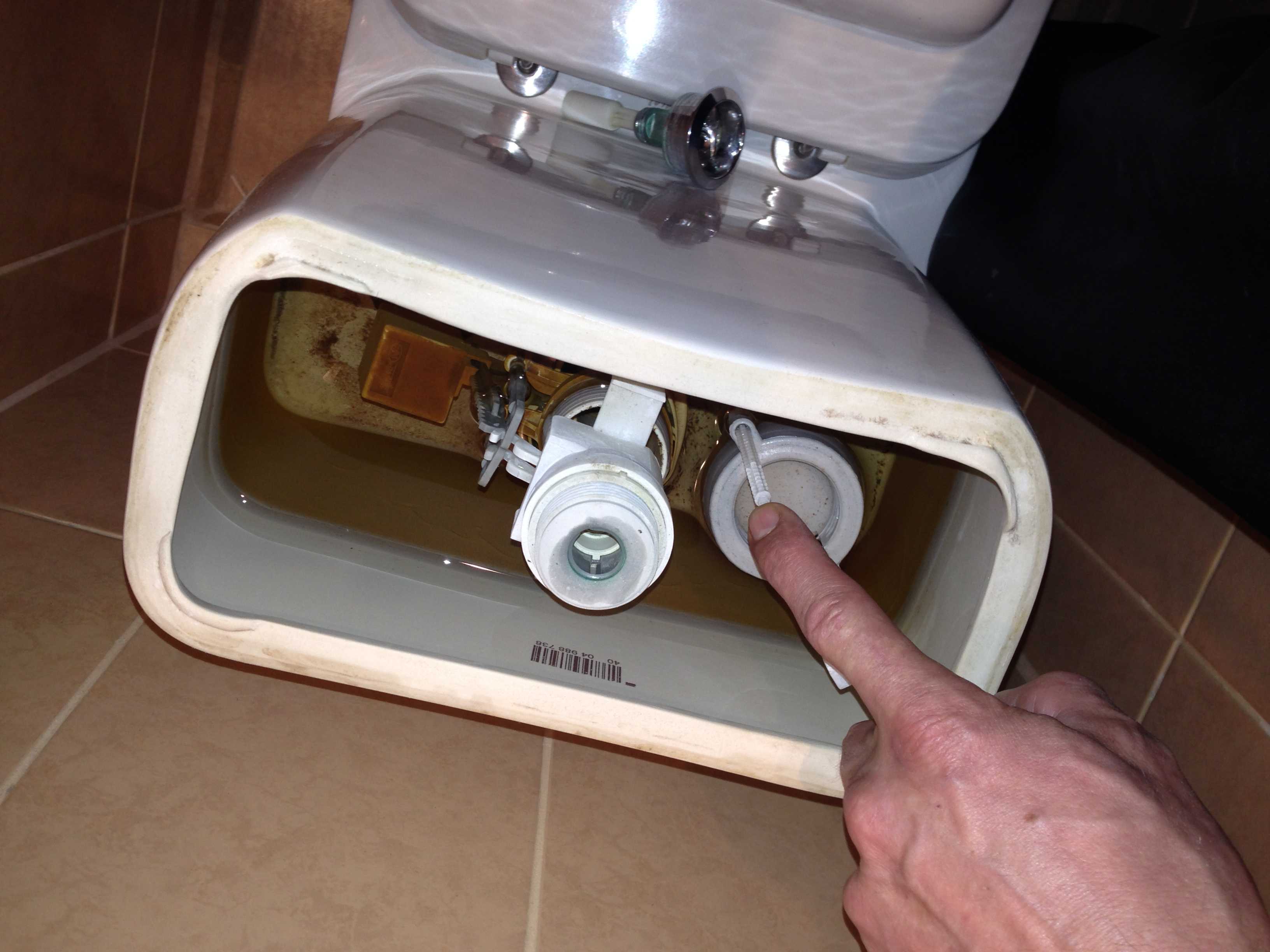 Débordement d'eau dans la cuvette des toilettes : pourquoi l'eau est constamment aspirée, la cuvette des toilettes déborde et déborde, que faire